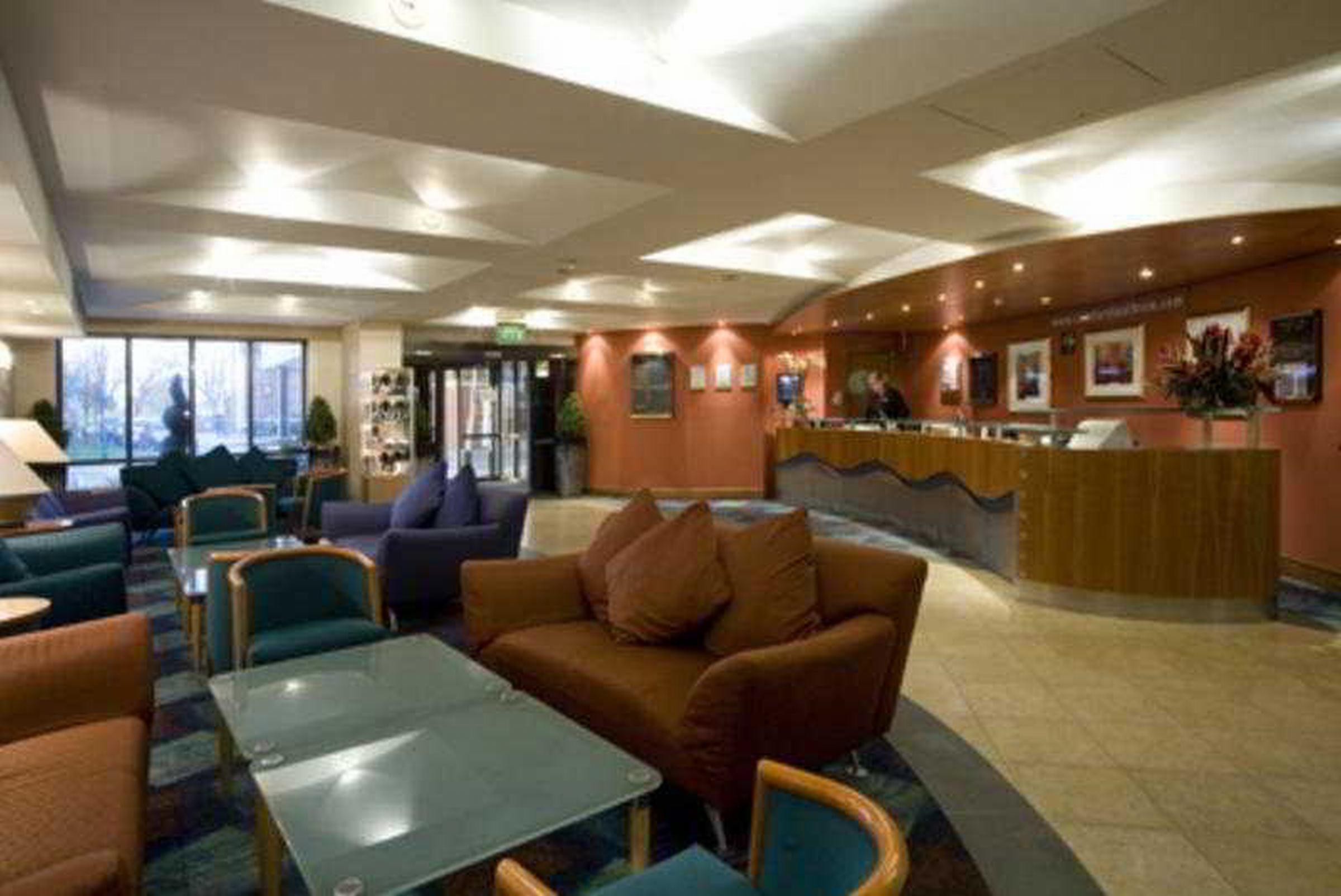ホテル メルキュール ロンドン ヒースロー エアポート エクステリア 写真